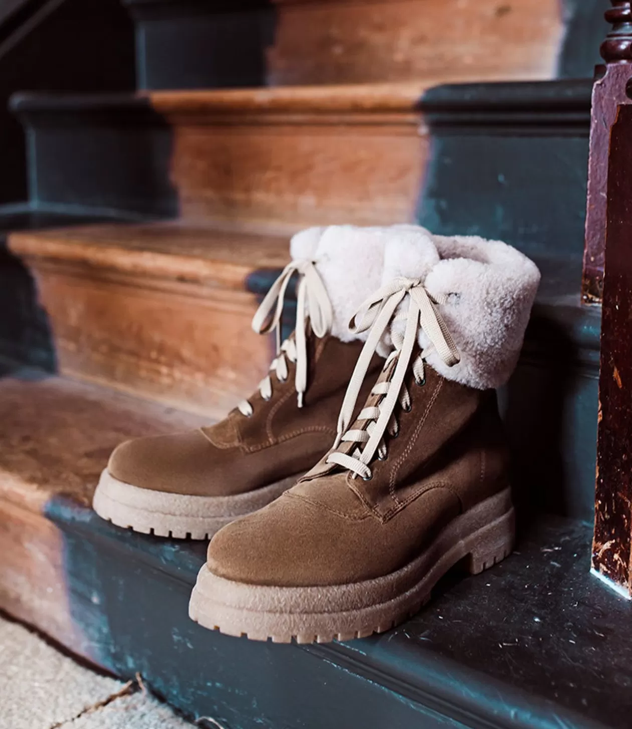 Edward Meller La Canadienne<Victor Shearling Collar Lace Up Boot In Walnut Suede